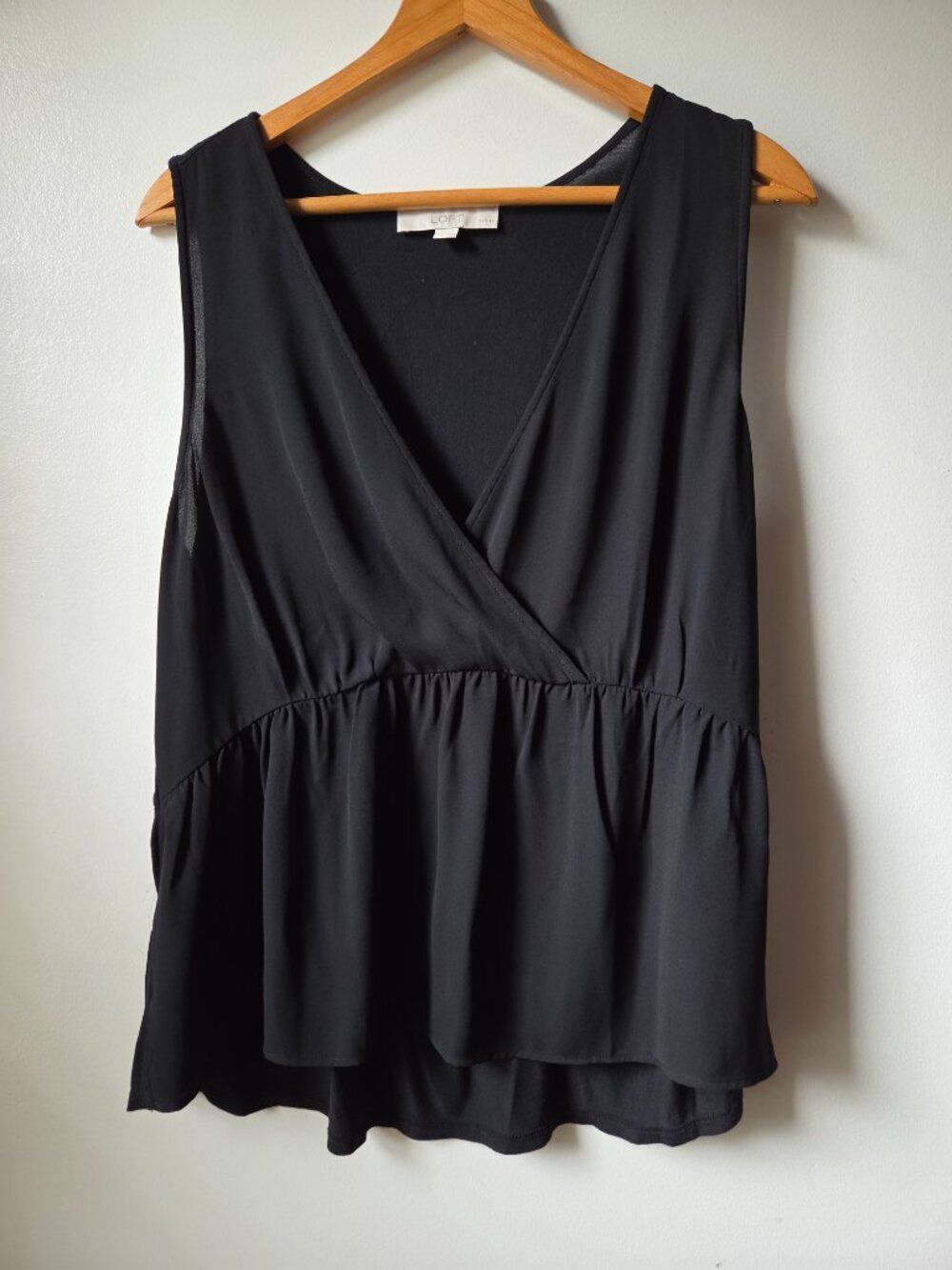 EUC LOFT BLACK SURPLICE V NECK SLEEVELESS TANK TOP SIZE LARGE PETITE